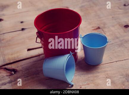Abstrakte Buckets auf grunge Hintergrund Stockfoto