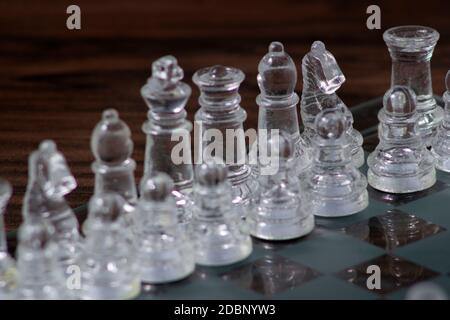 Schachspiel. Stücke auf dem Schachbrett. Bauer, Rook, Ritter, Bischof, Königin und König. Bereit, das Spiel zu starten. Stockfoto