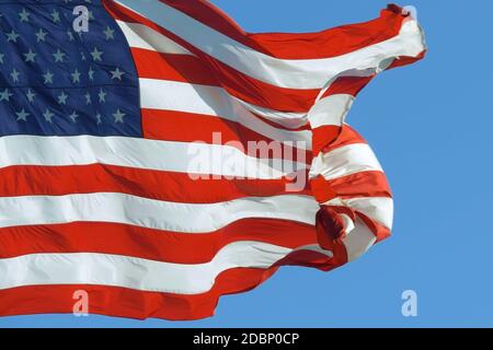 Amerikanische Flagge winkt stolz im Wind, repräsentierend. Vereinigte Staaten von Amerika an einem sonnigen Tag. USA Flagge flattert im Sommerwind. Wunderschön wavin Stockfoto