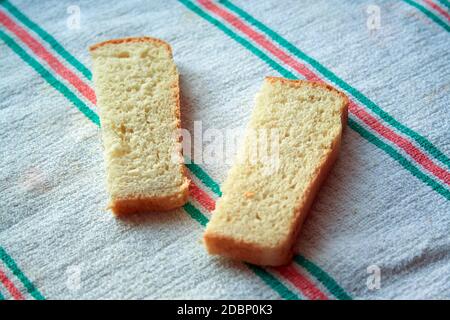 Zwei Scheiben geschnittenen Stücke Brot auf einem Handtuch Stockfoto