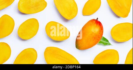 Tropische Früchte, Mango-Scheiben auf weißem Hintergrund. Draufsicht Stockfoto