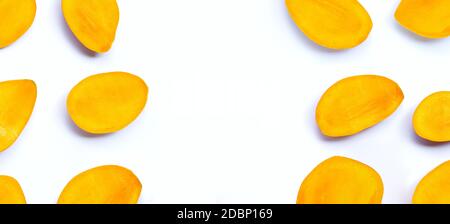 Tropische Früchte, Mango-Scheiben auf weißem Hintergrund. Kopierbereich Stockfoto