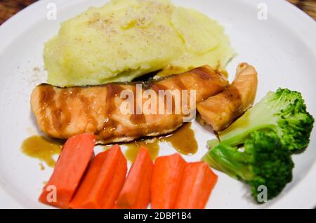 Gegrilltes Lachssteak mit gestampften Kartoffeln und Karotten Blogs Kerry. Stockfoto