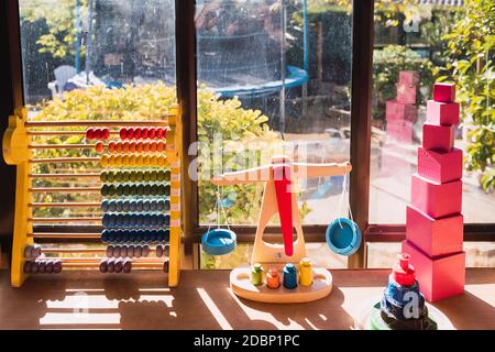 Die häusliche Schulbildung während der Pandemie ist eine Alternative zur traditionellen Ausbildung, mit der montessori-Methodik. Stockfoto