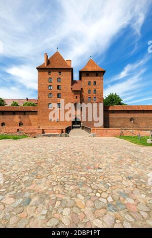 Malbork, Polen - 25. Juni 2020: Schloss Malbork aus dem 13. Jahrhundert, mittelalterliche, teutonische Festung am Fluss Nogat. Es ist die größte Burg der Welt, U Stockfoto