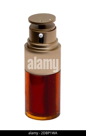 Ätherische Ölflüssigkeit. Nahaufnahme einer braunen Glasflasche mit goldenem Deckel, gefüllt mit Beauty-Serum für Gesicht isoliert auf weißem Hintergrund. Anti Stockfoto