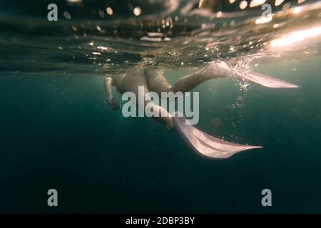 Frau schnorchelt unter Wasser, Perebutan, Bali, Indonesien Stockfoto