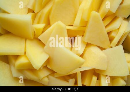 Haufen dünne Scheiben geschnittenen Kartoffeln Nahaufnahme Stockfoto