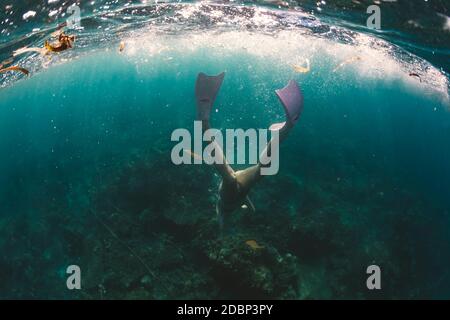 Frau schnorchelt unter Wasser, Ã‚Â Perebutan, Bali, Indonesien Stockfoto
