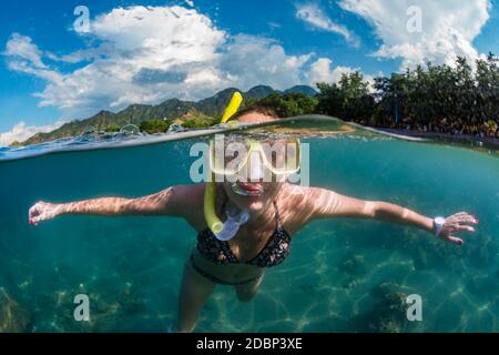 Frau schnorchelt unter Wasser, Ã‚Â Perebutan, Bali, Indonesien Stockfoto