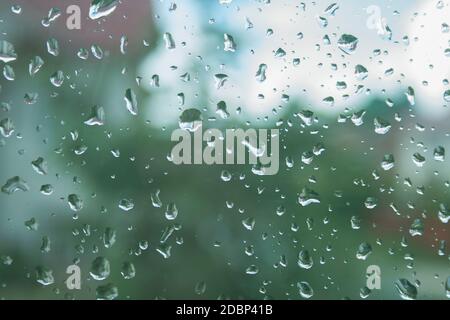 Wasser nach dem Regen auf einem sauberen Glas. Schöne tropfen Textur. Hintergrund der Tropfen auf dem Glas Stockfoto