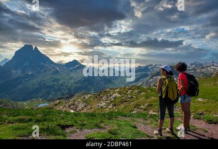 Zwei Wandererinnen auf dem Weg des Pic du Midi Ossau in den französischen Pyrenäen Stockfoto