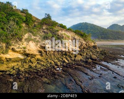 Surfer an der Küste, Sumbawa, Indonesien Stockfoto