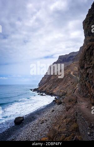 Klippen und Meerblick vom Küstenweg auf der Insel Santo Antao, Kap Verde, Afrika Stockfoto