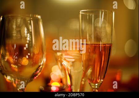 Urlaub Champagner, Kerzenschein und festliche Gefühl, verschwommen Bokeh Hintergrund. Stockfoto
