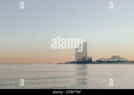 Skyline von Barcelona vom Strand aus, mit Blick auf das W Barcelona Gebäude Stockfoto