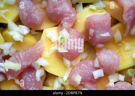 Draufsicht auf geschnittene Rohscheiben aus Kartoffel, Fleisch und Zwiebel. Schmecken Sie Lebensmittelfotografie, gesunde Lebensmittel, natürlich Stockfoto