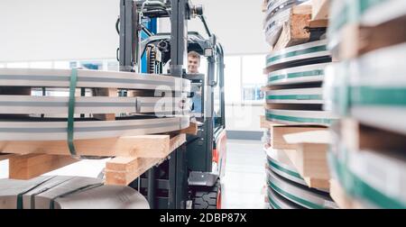 Arbeiter, der Metallmaterial vom Lager zur Produktion transportiert, Nahaufnahme Stockfoto