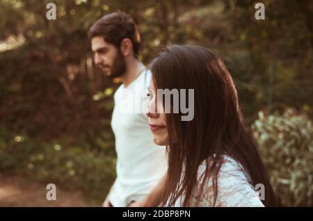junges Paar im Herbst Park, flachen DOF Stockfoto