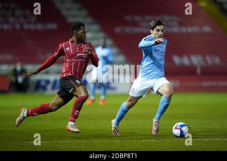 Lincoln Citys Tayo Edun (links) und Manchester Citys Adrian Bernabe kämpfen während des Papa John's Trophy-Spiels in Sincil Bank, Lincoln, um den Ball. Stockfoto