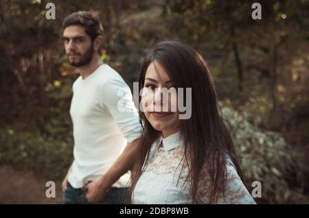 junges Paar im Herbst Park, flachen DOF Stockfoto