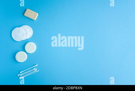 Zusammensetzung von Seife, Wattestäbchen und Wattestäbchen Draufsicht. Selbsthygiene gegen Bakterien und Viren. Einhaltung von Hygiene und Sterilität zu bekämpfen Stockfoto