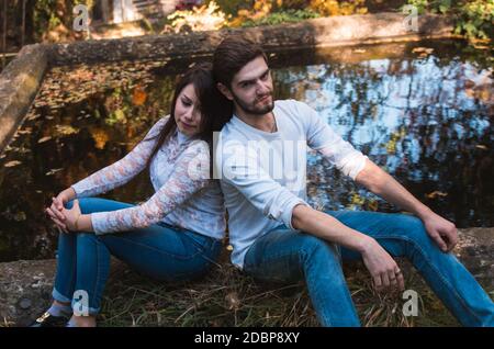 junges Paar im Herbst Park, flachen DOF Stockfoto
