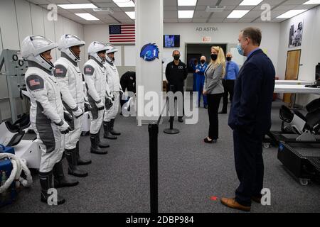 NASA-Administrator Jim Bridenstine und Gwynne Shotwell, SpaceX-Präsident und Chief Operating Officer, besuchen die Crew-1-Astronauten im Anzugraum der Crew im Neil Armstrong Operations and Checkout Building im Kennedy Space Center 15. November 2020 in Cape Canaveral, Florida. Von links nach rechts stehen die NASA-Astronauten Shannon Walker, Victor Glover, der JAXA-Astronaut Soichi Noguchi und der NASA-Astronaut Mike Hopkins, die alle SpaceX-ASSE-Anzüge tragen. Stockfoto