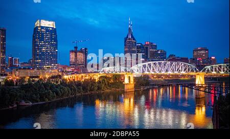 Nashville bei Nacht - herrlicher Blick über die Skyline - NASHVILLE, TENNESSEE - 15. JUNI 2019 Stockfoto