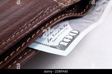 hundert US-Dollar Makro Nahaufnahme in Brieftasche Stockfoto