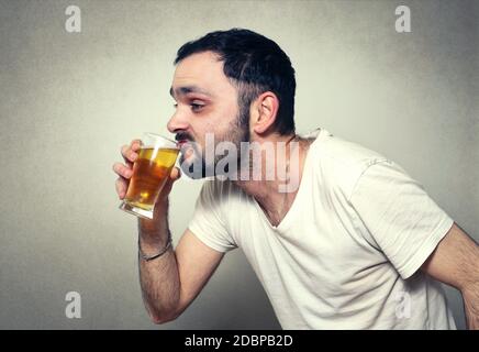 lustige bärtiger Mann trinkt Bier Stockfoto