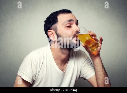 lustige bärtiger Mann trinkt Bier Stockfoto