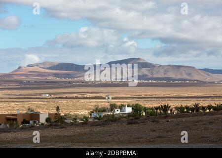 Landschaft von Feldern und Bergen in der Nähe von Antigua Dorf, Fuerteventura, Kanarische Inseln, Spanien Stockfoto