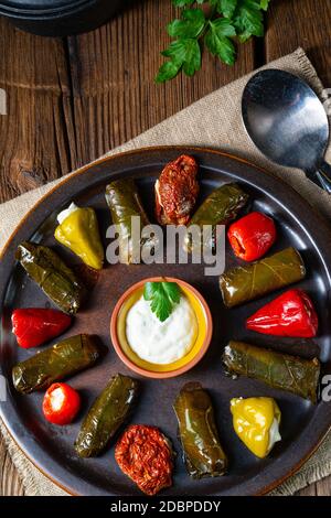 Yaprak Sarması - rustikale Weinblätter mit Reis gefüllt Stockfoto