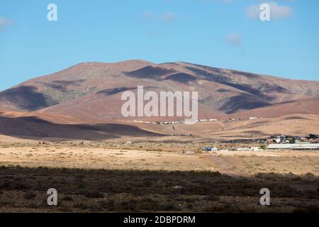 Landschaft von Feldern und Bergen in der Nähe von Antigua Dorf, Fuerteventura, Kanarische Inseln, Spanien Stockfoto