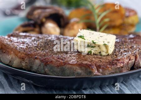 Saftiges gegrilltes Steak auf einem Teller Stockfoto