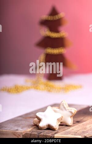 weihnachtskekchen auf einem Teller Stockfoto