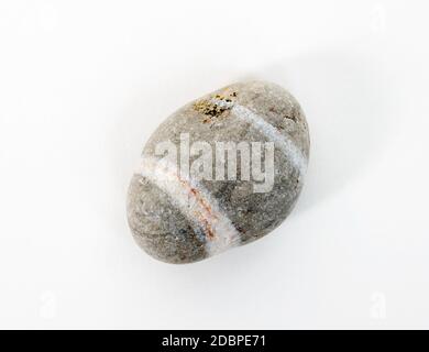 Stein aus dem Meer auf Weiß Stockfoto