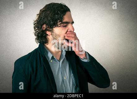 Bärtiger Mann gähnen Stockfoto
