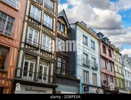 Fachwerkhaus wohnungen Linie der Rue du Gros Horloge, der Hauptstraße der Stadt Rouen in der Normandie Frankreich Stockfoto