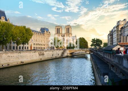 Die Glockentürme der Kathedrale Notre Dame, sichtbar vom Ufer der seine in Paris Frankreich. Stockfoto