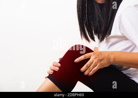 Nahaufnahme junge Frau Schmerzen, Schmerzen Knie leiden und sie verwendet Handgelenk halten Knie Agonie, Studio Schuss isoliert auf weißem Hintergrund Rheuma Gesundheit Stockfoto