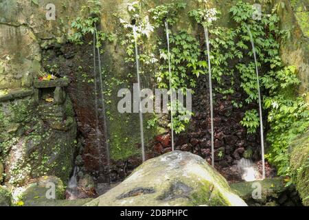 Heilige Wasserquellen im Pakerisan Tal am Grabkomplex Tampaksiring. Gunung Kawi, Bali, Indonesien. Opfer an die Götter auf dem Altar. Ich Stockfoto