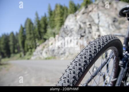 Nahaufnahme eines Fahrradreifen Climinb einen Berg Stockfoto