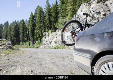 Auto mit dem Fahrrad zu den Trails für einige Abenteuer Stockfoto