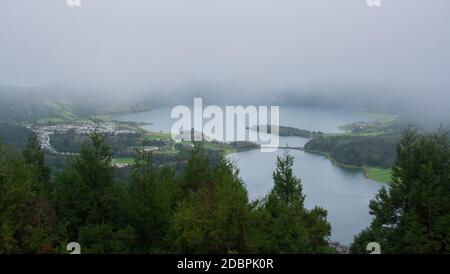 Malerische Aussicht auf den See Sete Cidades (Seven Cities Lake), einen Vulkankratersee auf der Insel Sao Miguel, Azoren, Portugal. Ansicht von Vista DO Re Stockfoto