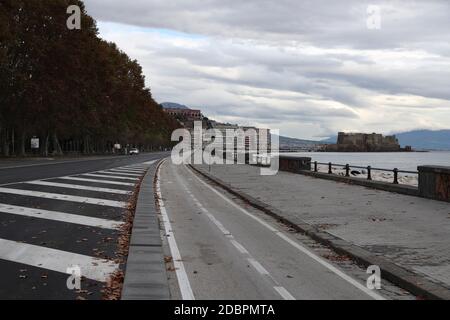 Neapel, Italien. November 2020. Blick auf die leere Caracciolo Straße am Meer. Die Region Kampanien befindet sich in der roten Zone mit den höchsten Beschränkungen, um die Ausbreitung der Covid-19-Krankheit zu stoppen. Kredit: Unabhängige Fotoagentur/Alamy Live Nachrichten Stockfoto