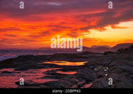 Sonnenuntergang über dem Meer Stockfoto