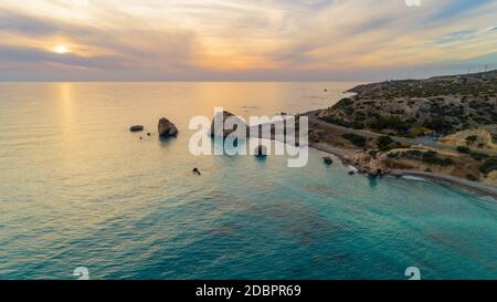 Aerial Vogelperspektive von Petra tou Romiou, Rock des aka Aphrodite eine berühmte touristische Reiseziel Sehenswürdigkeiten in Paphos, Zypern. Das Meer der Bucht von Göttin Stockfoto