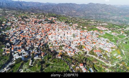 Antenne Blick aus der Vogelperspektive Wahrzeichen Reiseziel tal Pano Lefkara Dorf, Larnaca, Zypern. Keramische Fliesen- Haus Dächer, griechisch-orthodoxen Ch Stockfoto